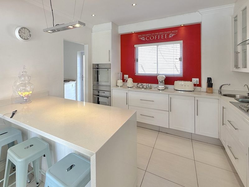Exquisite 5 Bedroom Home in Prestigious Fourways Estate - Photo 6
