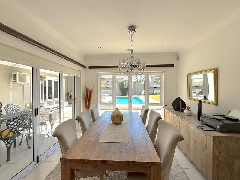 Exquisite 5 Bedroom Home in Prestigious Fourways Estate - Photo 5