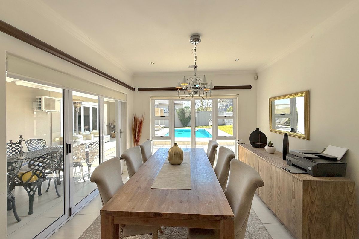 Exquisite 5 Bedroom Home in Prestigious Fourways Estate - Photo 5