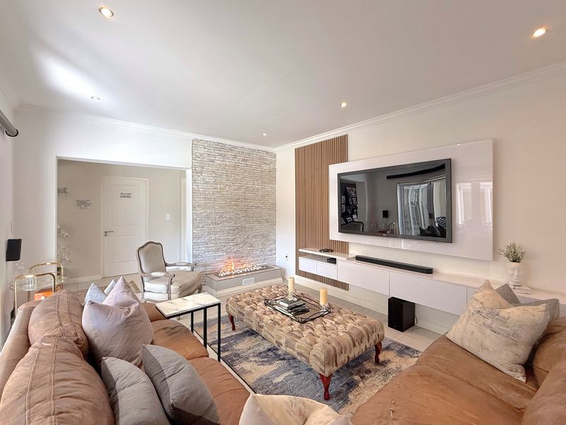 Exquisite 5 Bedroom Home in Prestigious Fourways Estate - Photo 4