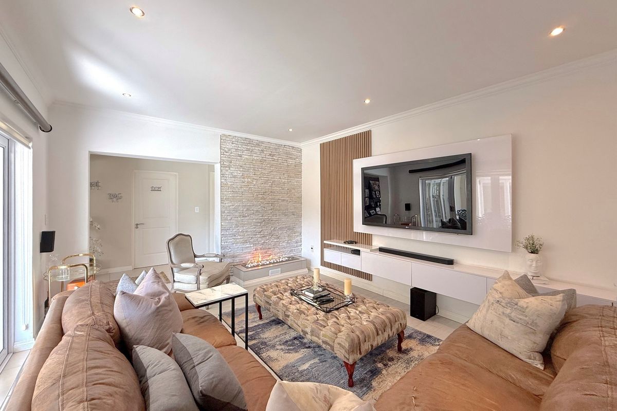 Exquisite 5 Bedroom Home in Prestigious Fourways Estate - Photo 4