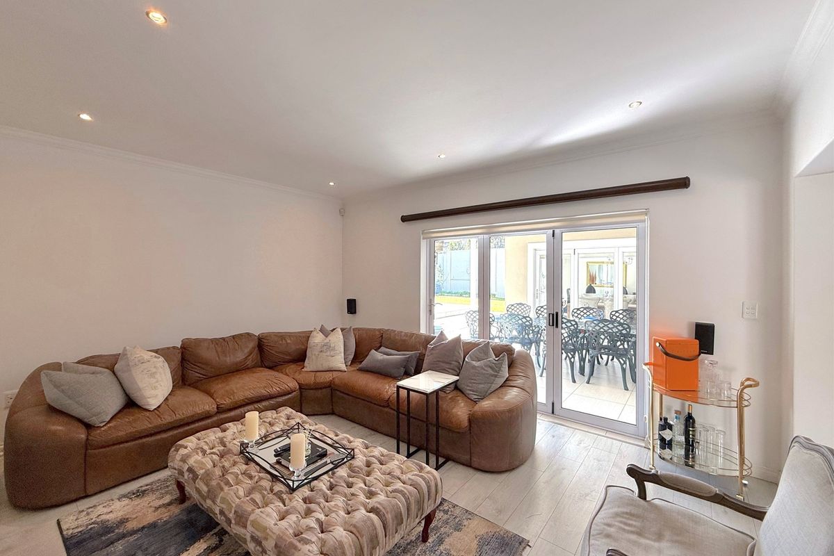 Exquisite 5 Bedroom Home in Prestigious Fourways Estate - Photo 3