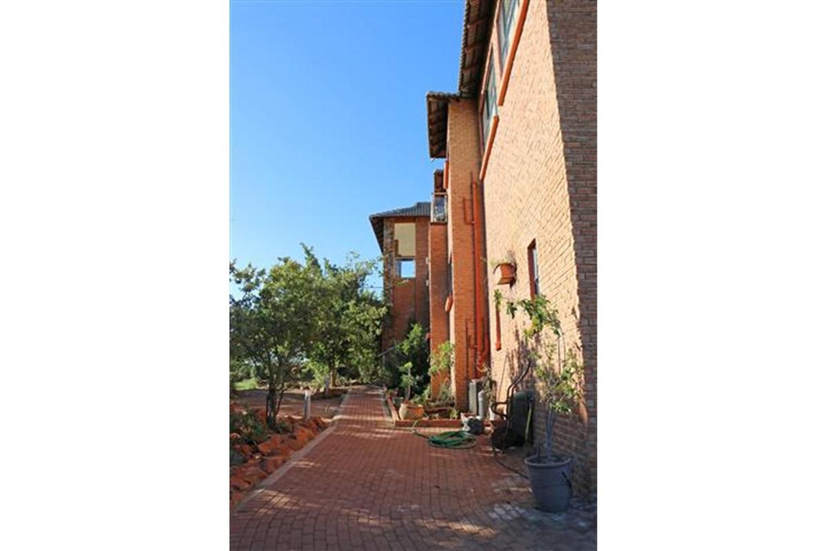 Thaba Moriri - Five bedroom house breathtaking views - House and large separate flat-PET FRIENDLY - Photo 5