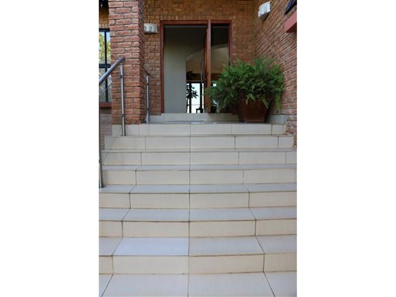 Thaba Moriri - Five bedroom house breathtaking views - House and large separate flat-PET FRIENDLY - Photo 4