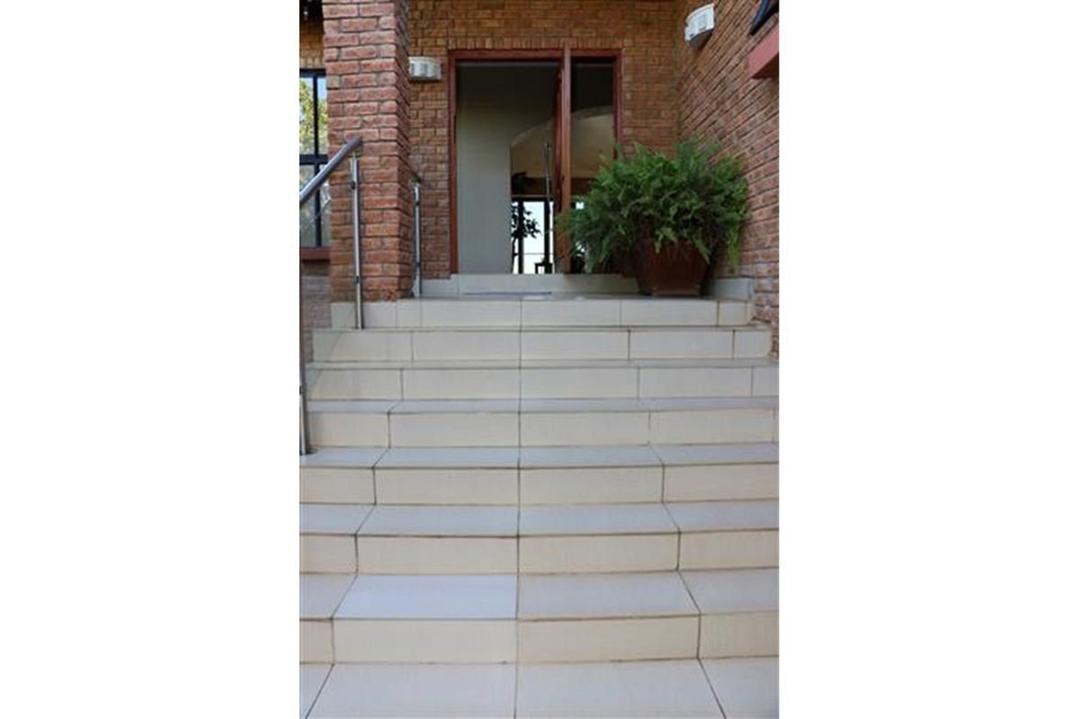 Thaba Moriri - Five bedroom house breathtaking views - House and large separate flat-PET FRIENDLY - Photo 4