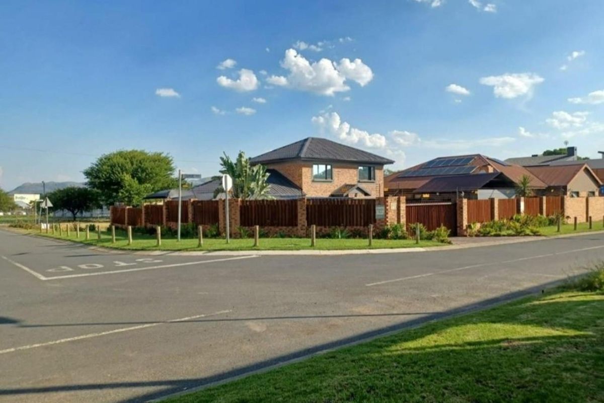 Location Location Location, Dekroon Villa is the place to be! - Photo 2