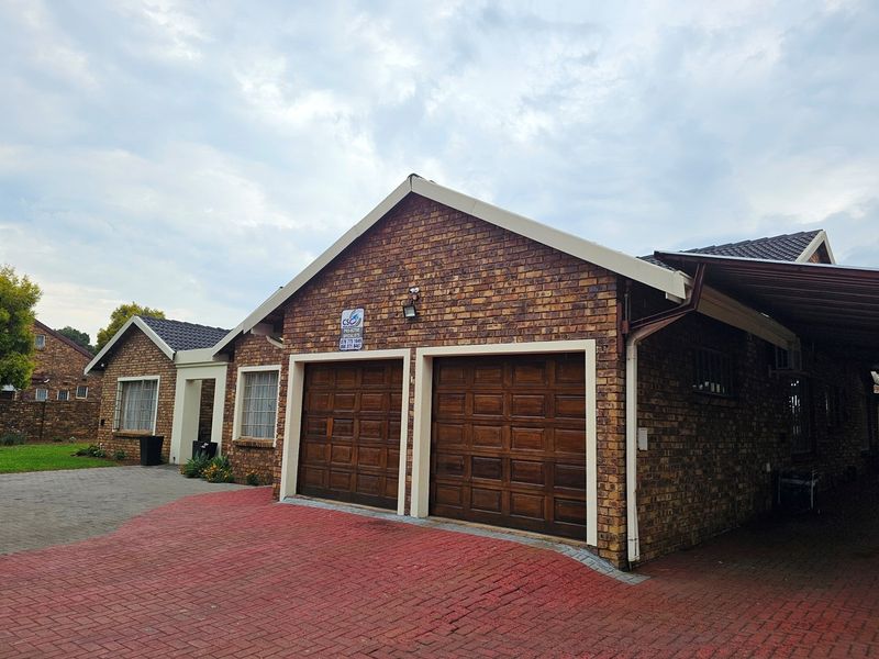 Enjoy a charming lifestyle, residence of distinction. Prime location. - Photo 3