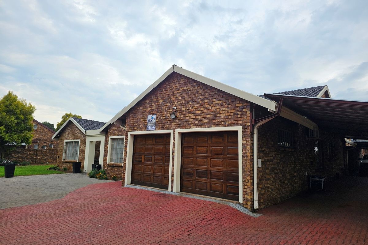 Enjoy a charming lifestyle, residence of distinction. Prime location. - Photo 3