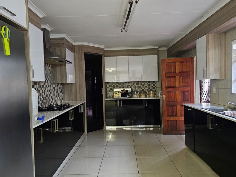 Enjoy a charming lifestyle, residence of distinction. Prime location. - Photo 9