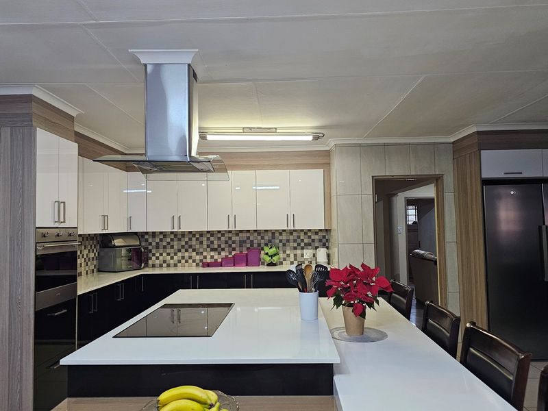 Enjoy a charming lifestyle, residence of distinction. Prime location. - Photo 8