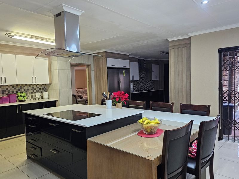 Enjoy a charming lifestyle, residence of distinction. Prime location. - Photo 7