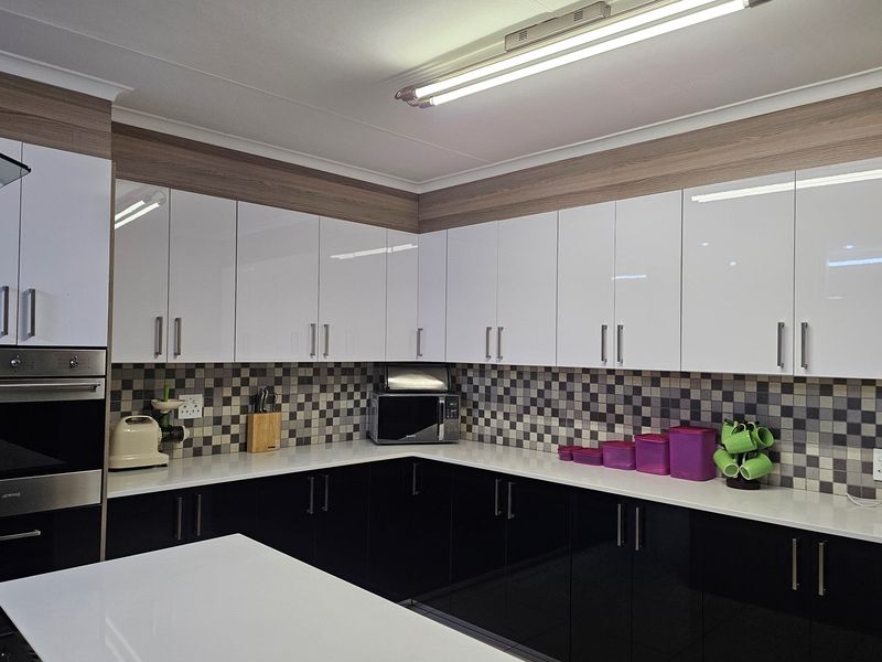 Enjoy a charming lifestyle, residence of distinction. Prime location. - Photo 6