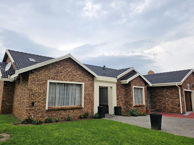 Enjoy a charming lifestyle, residence of distinction. Prime location. - Photo 2