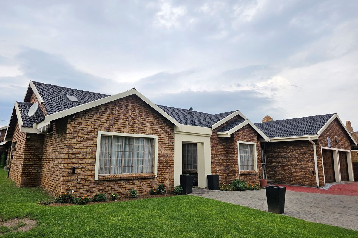 Enjoy a charming lifestyle, residence of distinction. Prime location. - Photo 2
