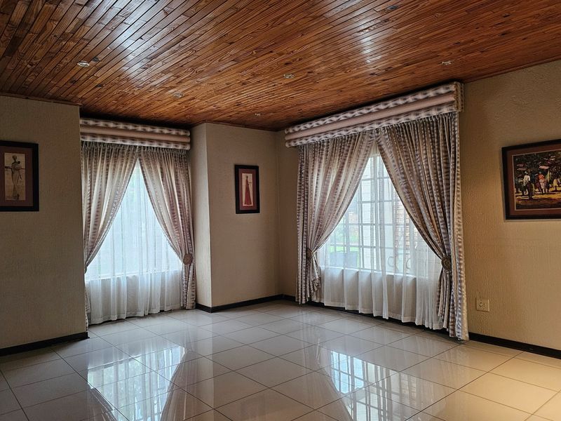 Enjoy a charming lifestyle, residence of distinction. Prime location. - Photo 4