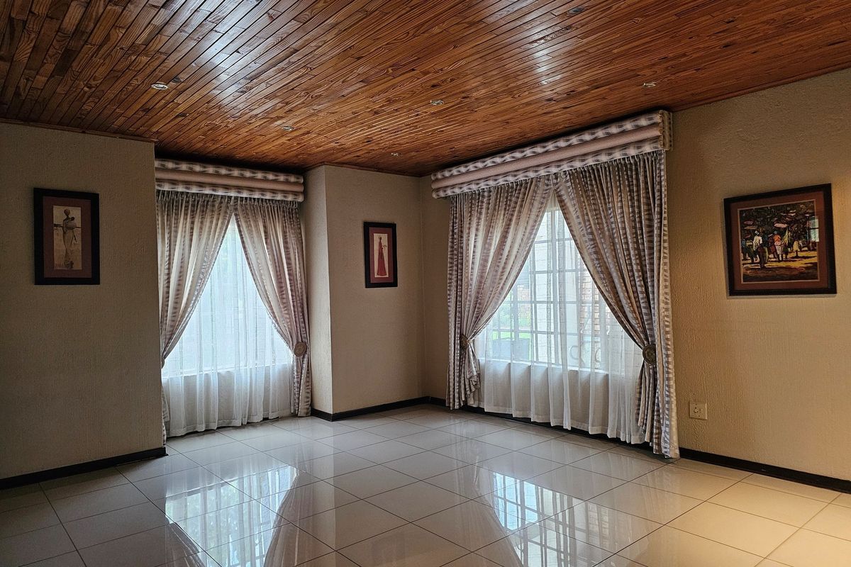 Enjoy a charming lifestyle, residence of distinction. Prime location. - Photo 4