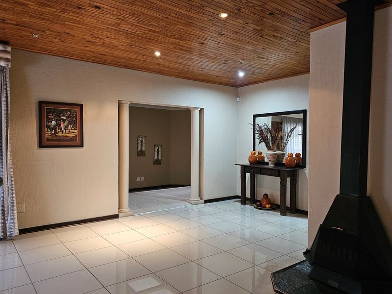 Enjoy a charming lifestyle, residence of distinction. Prime location. - Photo 5