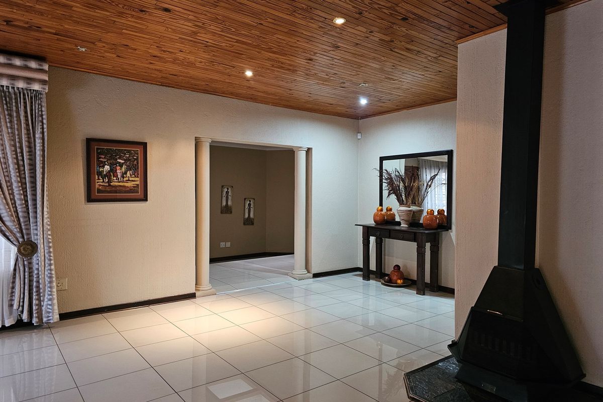Enjoy a charming lifestyle, residence of distinction. Prime location. - Photo 5