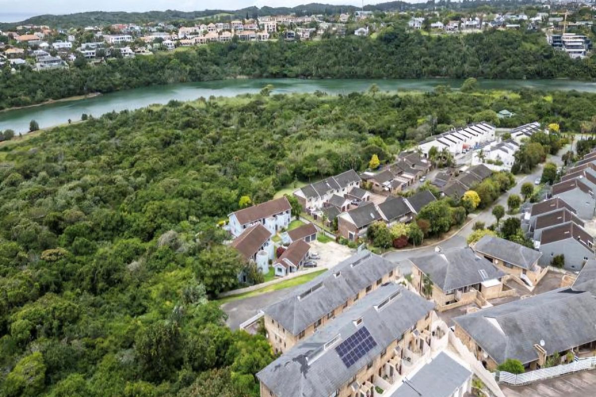 Do not miss out on this well priced 2 bedroom duplex unit located in Beacon Bay - Photo 2