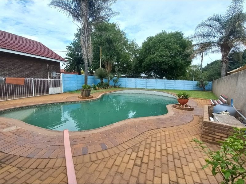 Welcome Home to Comfort, Spacious Dream Living in the Heart of Brenthurst - Photo 2