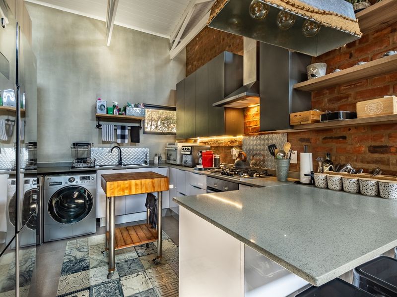 Unique Apartment, Brilliant Location - 2-Bed, 2-Bath Stunner in Menlo Park - Photo 5