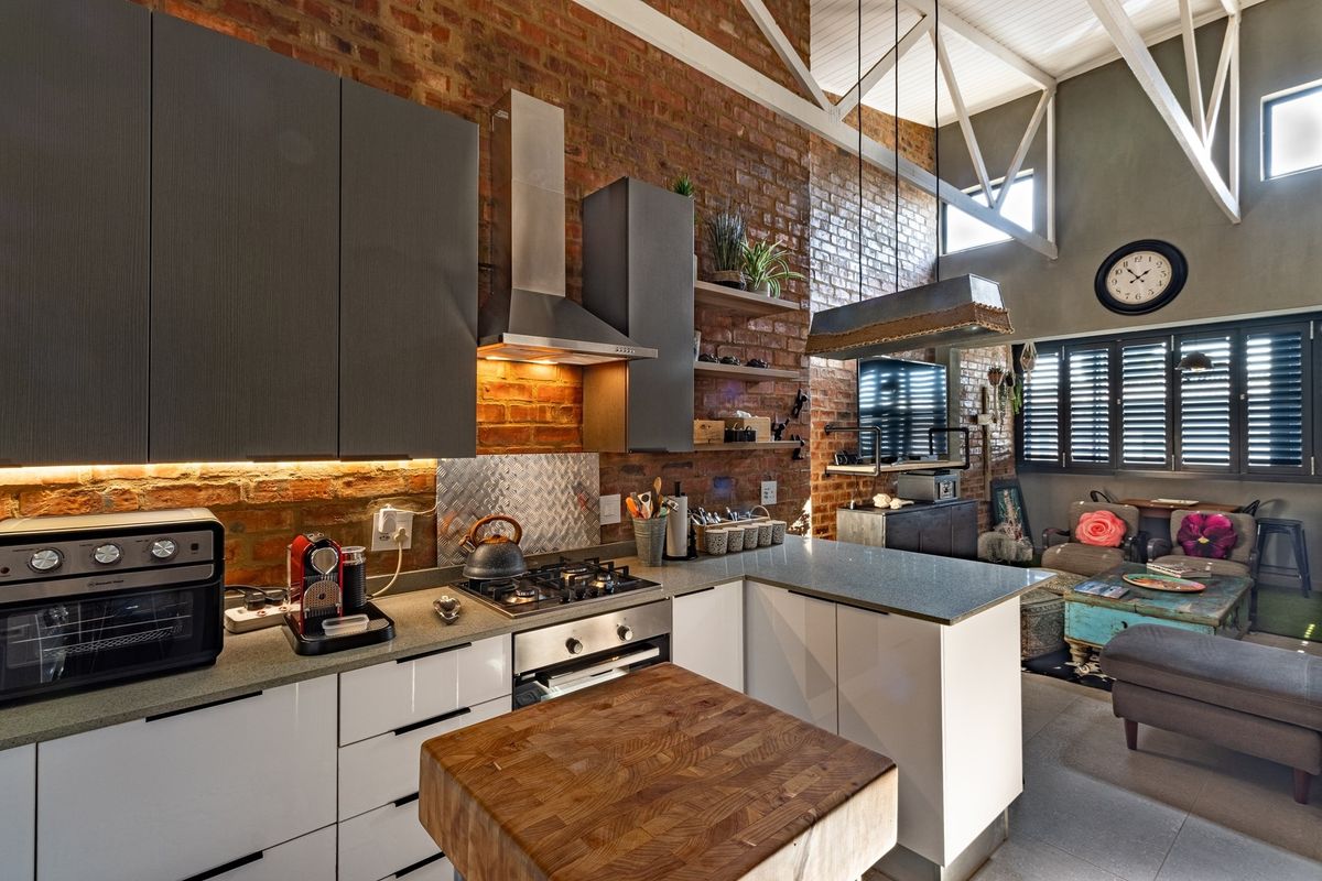 Unique Apartment, Brilliant Location - 2-Bed, 2-Bath Stunner in Menlo Park - Photo 2