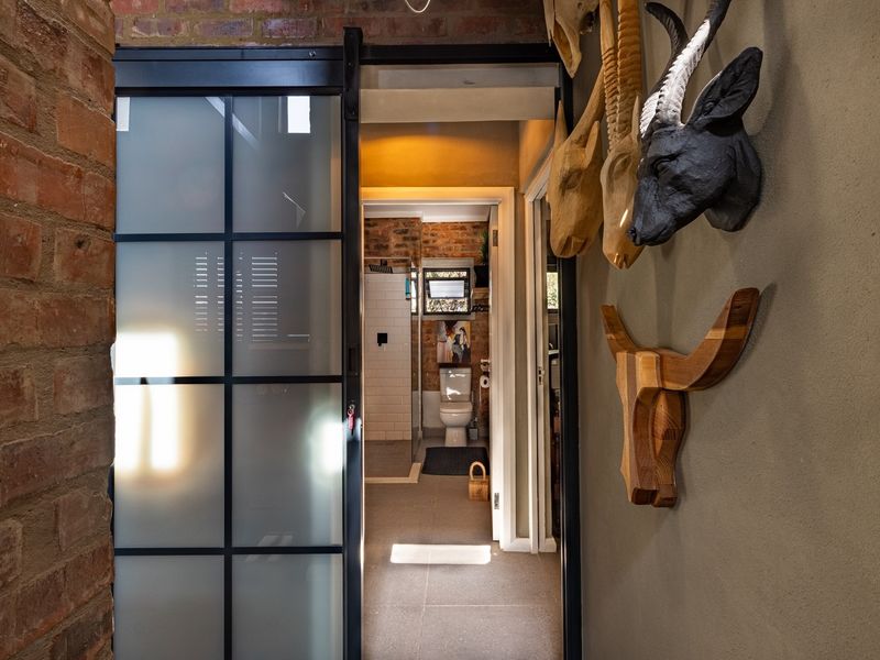 Unique Apartment, Brilliant Location - 2-Bed, 2-Bath Stunner in Menlo Park - Photo 10