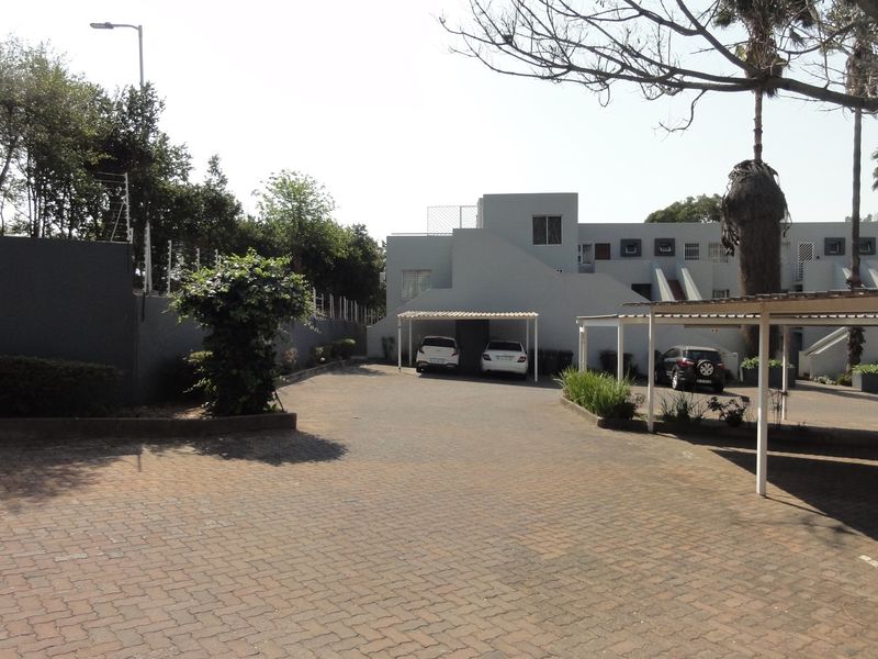 1Bedroom Apartment with Balcony - Let's view and negotiate! Reasonable offers in writing presented! - Photo 2