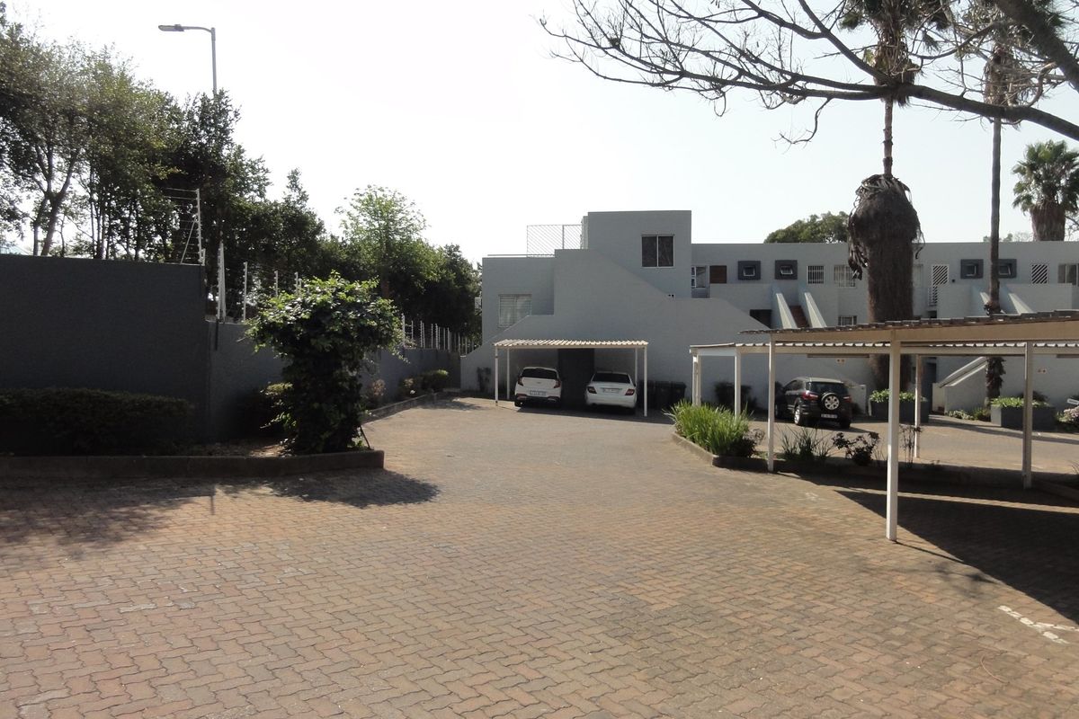 1Bedroom Apartment with Balcony - Let's view and negotiate! Reasonable offers in writing presented! - Photo 2