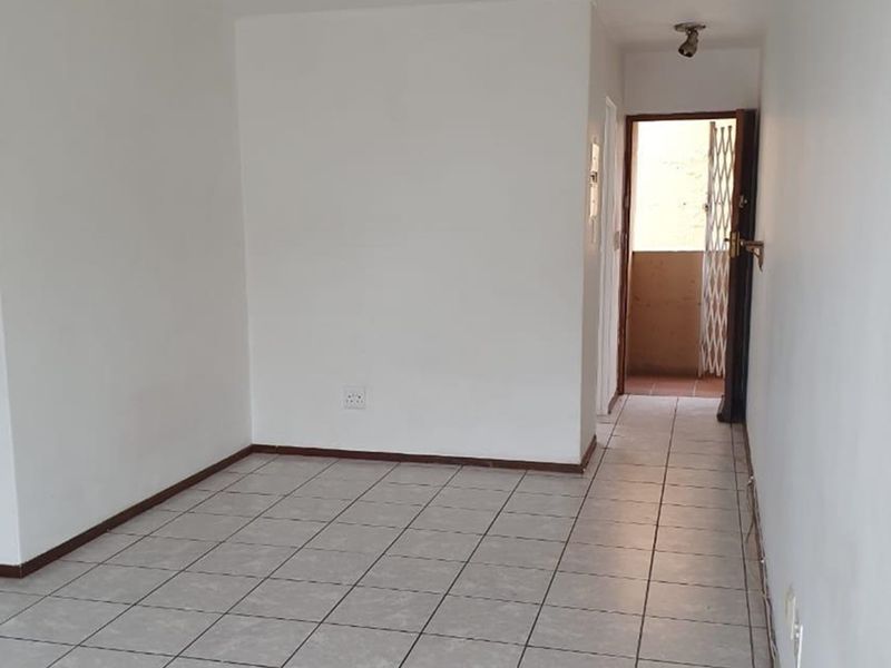 1Bedroom Apartment with Balcony - Let's view and negotiate! Reasonable offers in writing presented! - Photo 4