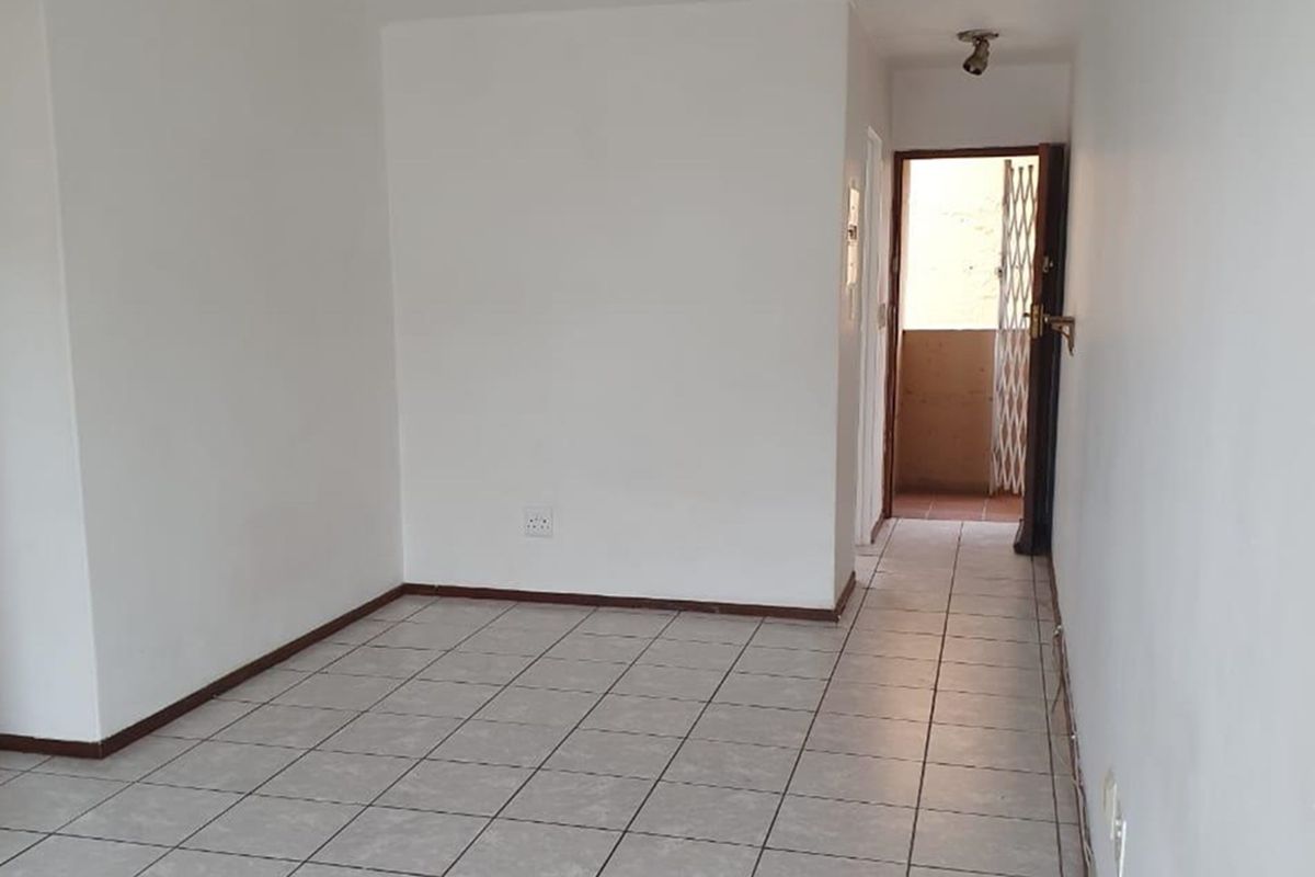 1Bedroom Apartment with Balcony - Let's view and negotiate! Reasonable offers in writing presented! - Photo 4