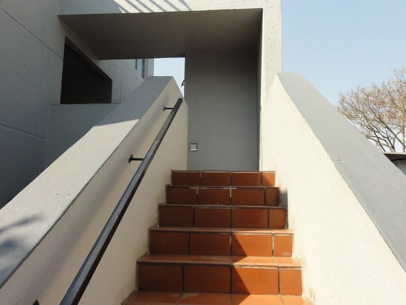 1Bedroom Apartment with Balcony - Let's view and negotiate! Reasonable offers in writing presented! - Photo 3