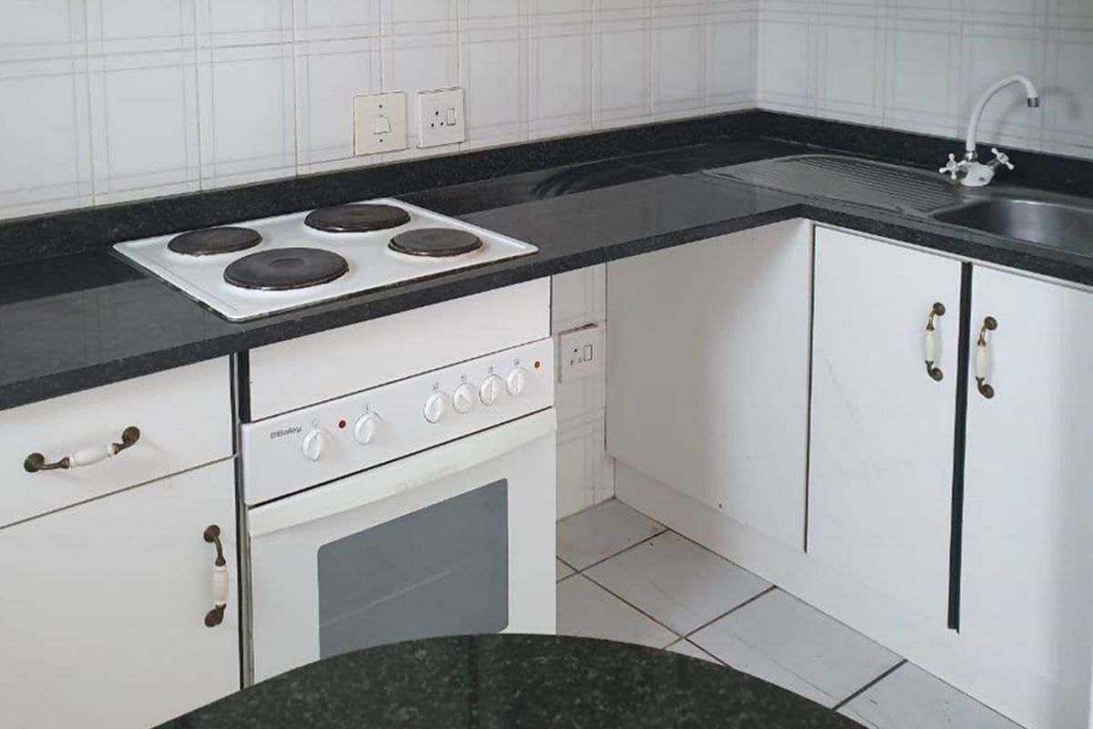 1Bedroom Apartment with Balcony - Let's view and negotiate! Reasonable offers in writing presented! - Photo 5