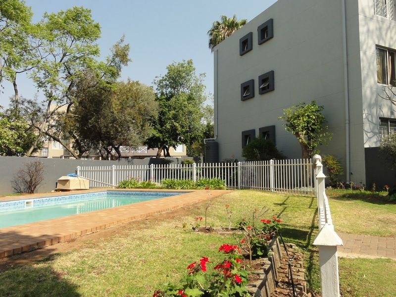 1Bedroom Apartment with Balcony - Let's view and negotiate! Reasonable offers in writing presented! - Photo 7