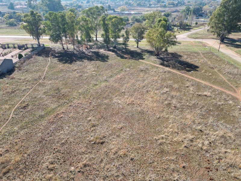 Large vacant stand with services - Photo 2