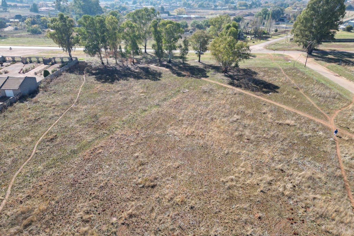 Large vacant stand with services - Photo 2