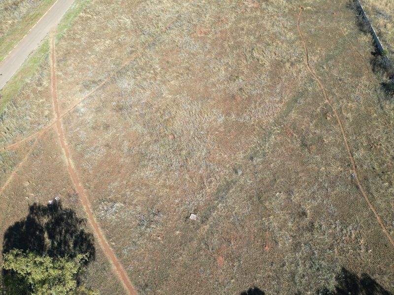 Large vacant stand with services - Photo 3