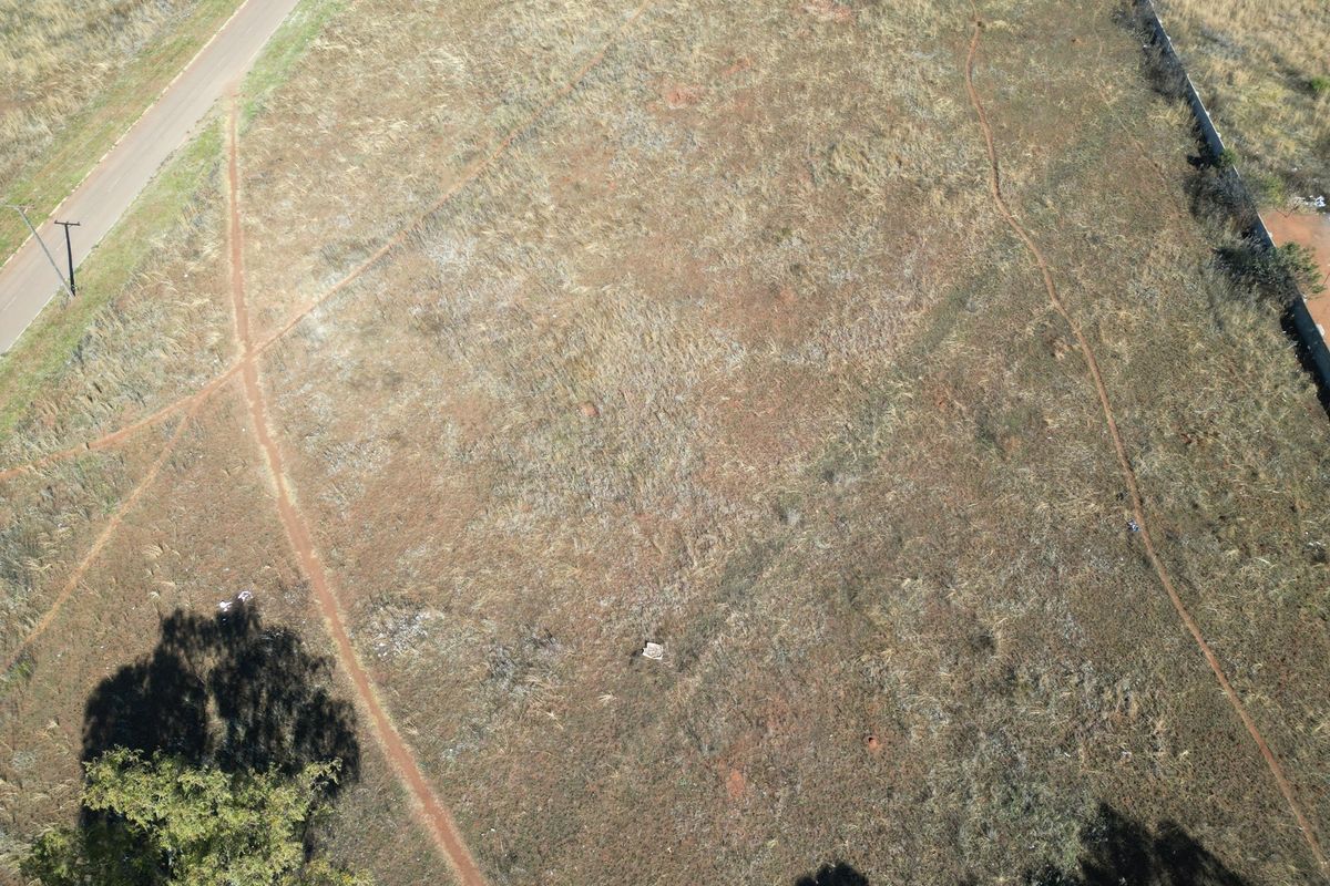 Large vacant stand with services - Photo 3