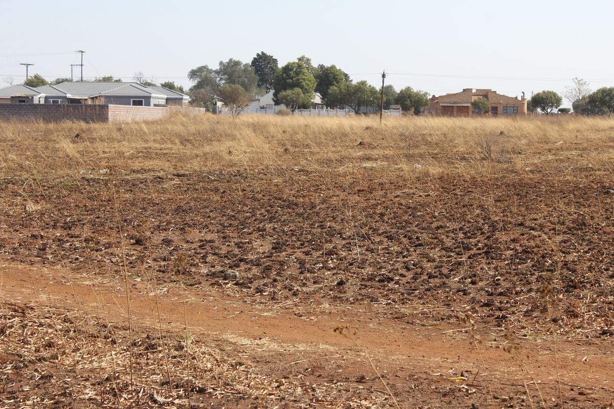 Large vacant stand with services - Photo 5