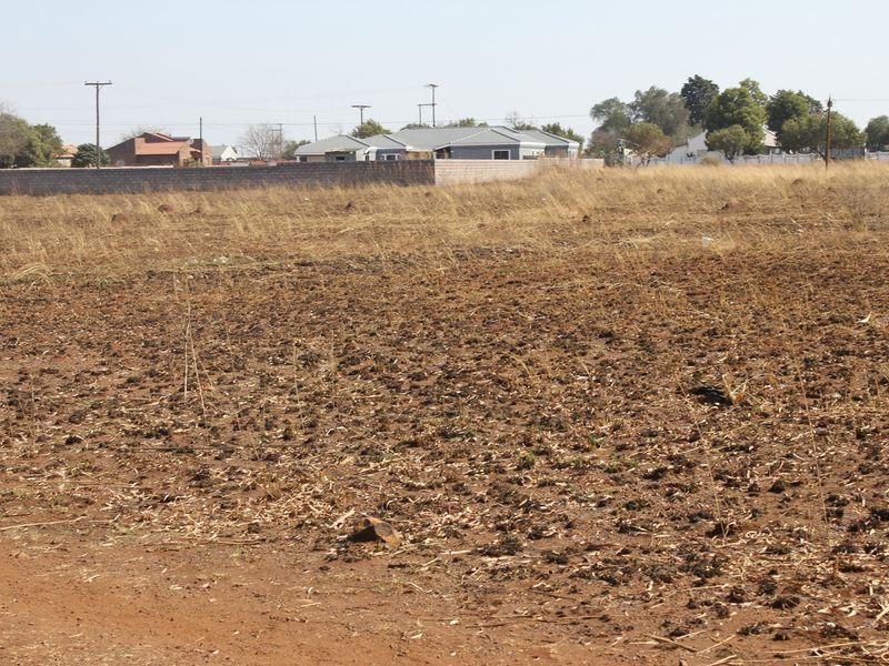 Large vacant stand with services - Photo 6