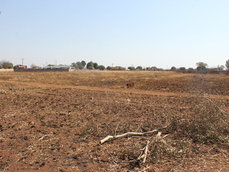 Large vacant stand with services - Photo 4