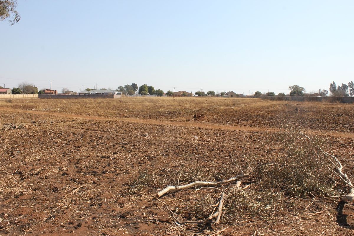 Large vacant stand with services - Photo 4