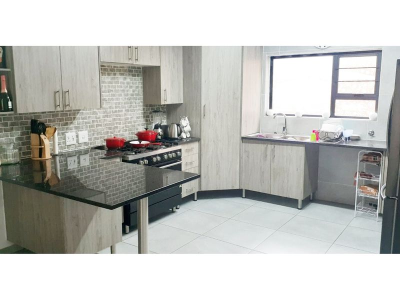 Luxury Townhouse in Ruimsig Spacious Secure 4 Beds 2.5 Baths Pool in Complex - Photo 10