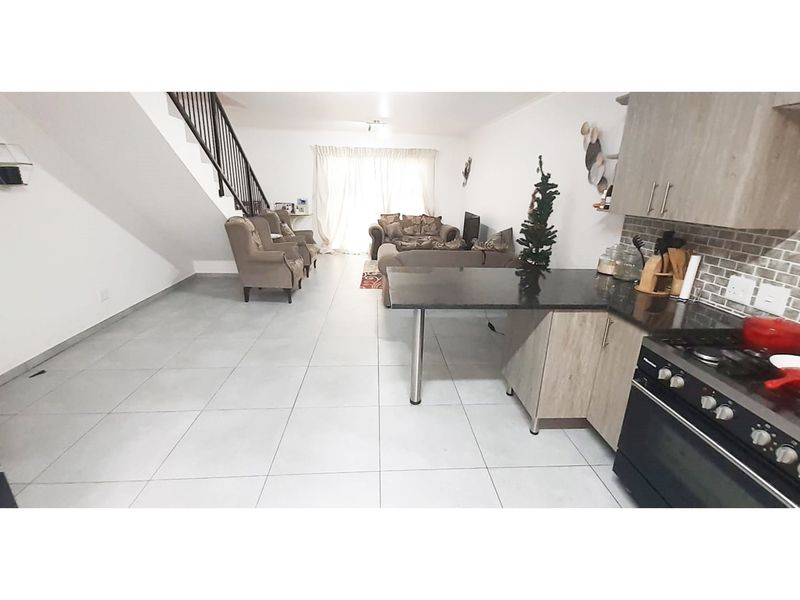 Luxury Townhouse in Ruimsig Spacious Secure 4 Beds 2.5 Baths Pool in Complex - Photo 9