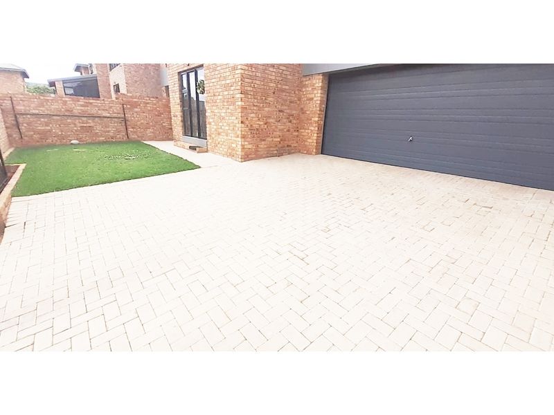Luxury Townhouse in Ruimsig Spacious Secure 4 Beds 2.5 Baths Pool in Complex - Photo 3