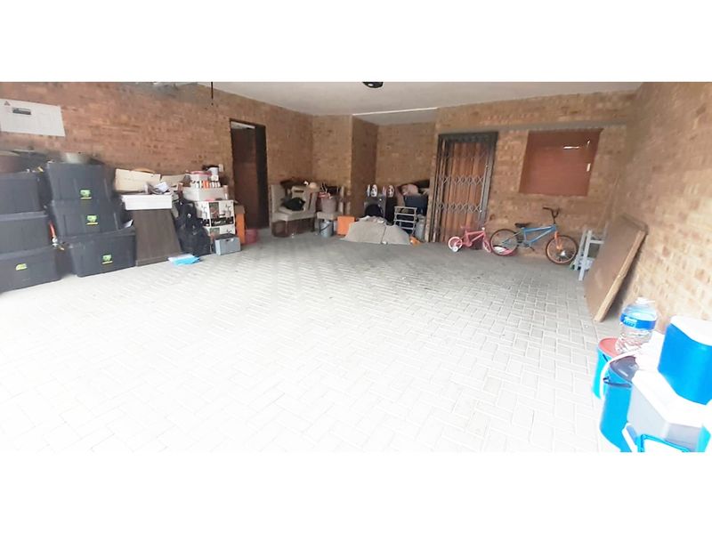 Luxury Townhouse in Ruimsig Spacious Secure 4 Beds 2.5 Baths Pool in Complex - Photo 4