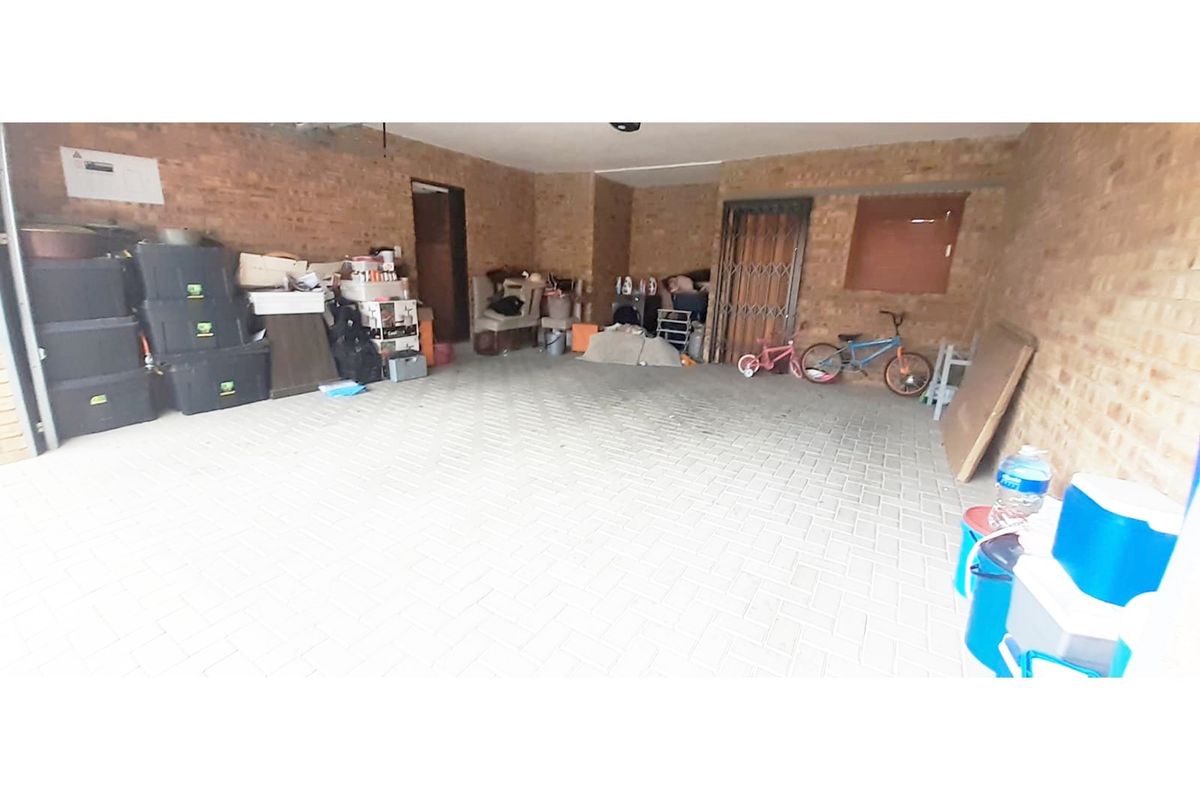 Luxury Townhouse in Ruimsig Spacious Secure 4 Beds 2.5 Baths Pool in Complex - Photo 4