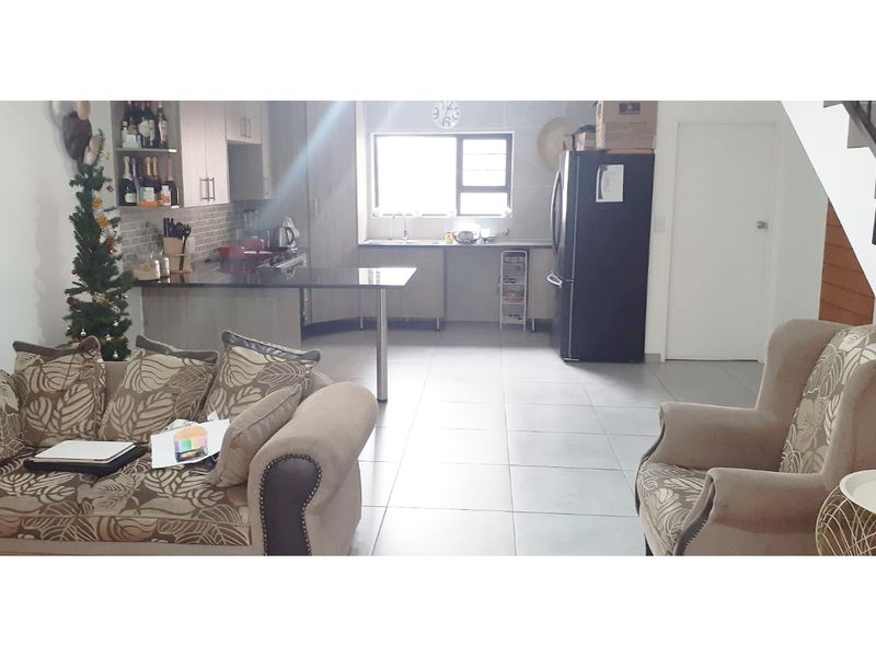 Luxury Townhouse in Ruimsig Spacious Secure 4 Beds 2.5 Baths Pool in Complex - Photo 6