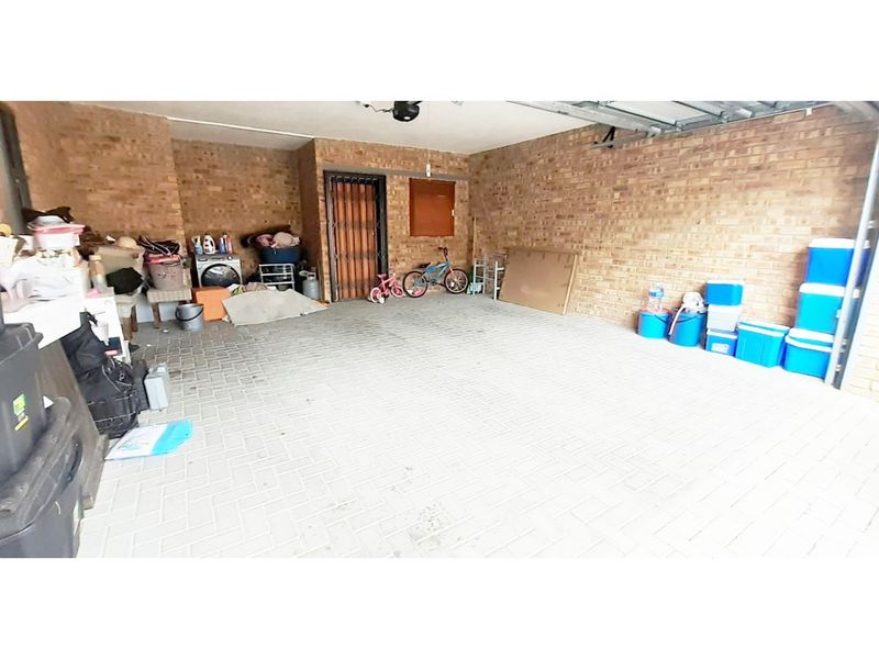 Luxury Townhouse in Ruimsig Spacious Secure 4 Beds 2.5 Baths Pool in Complex - Photo 5