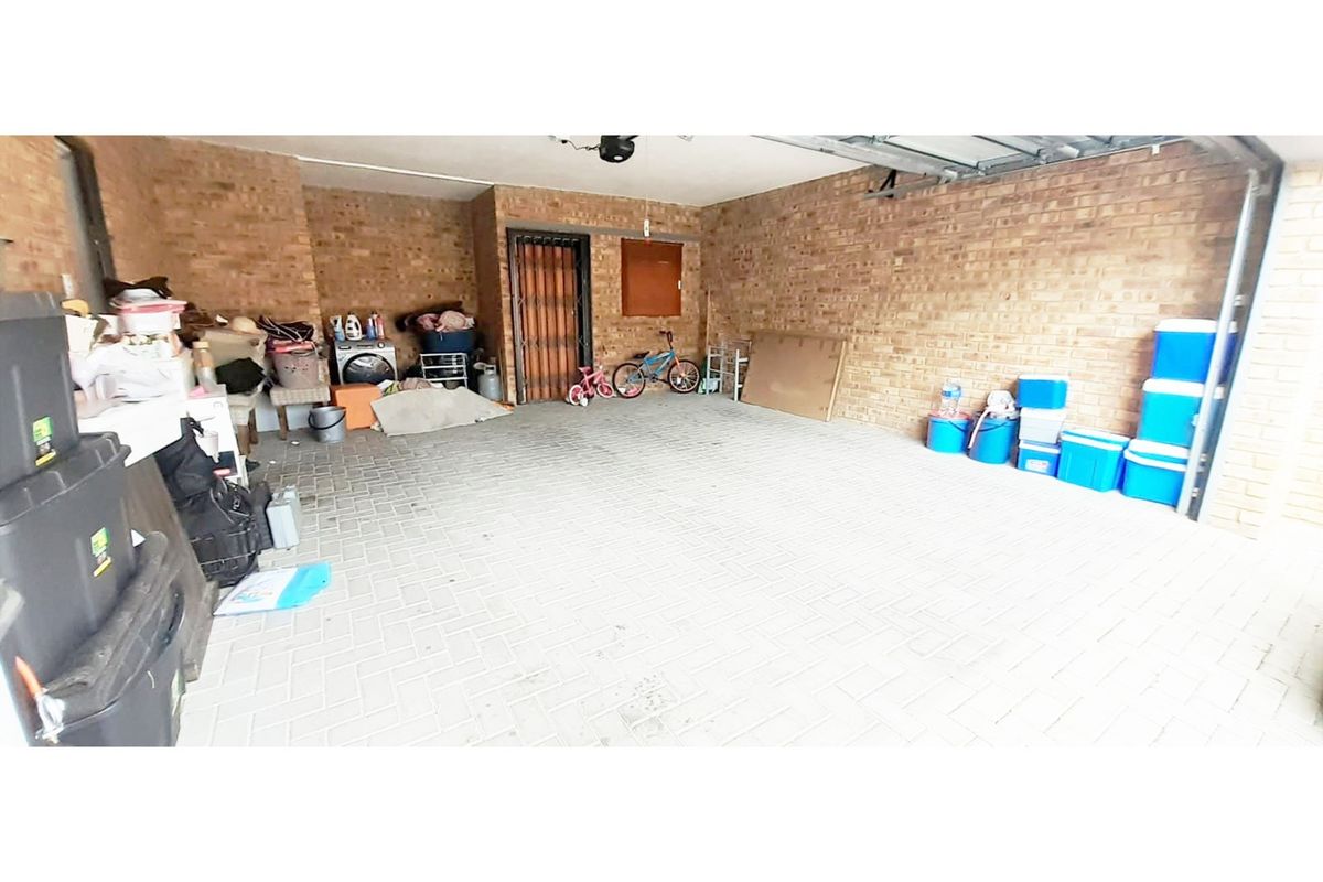 Luxury Townhouse in Ruimsig Spacious Secure 4 Beds 2.5 Baths Pool in Complex - Photo 5